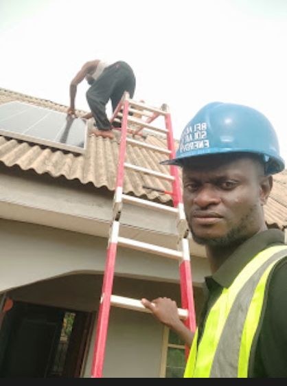 Belac Solar Energy engineer supervising a rooftop solar panel installation